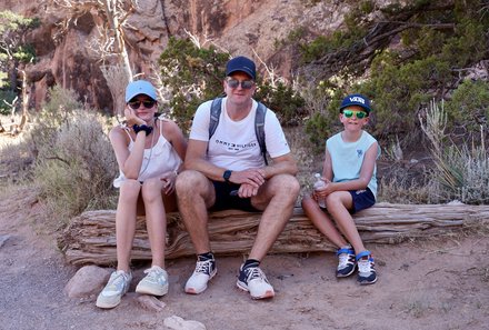 USA Südwesten mit Kindern - USA Westküste for family individuell - Abenteuer im Wilden Westen - Familie macht Pause im Arches Nationalpark