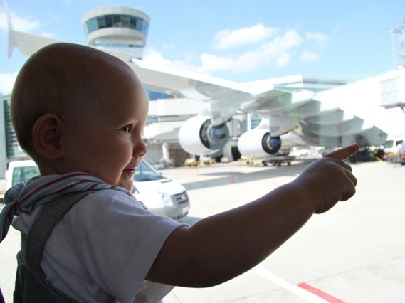 Fernreisen mit Kindern - Baby am Flughafen