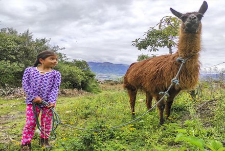 Familienreise Galapagos und Ecuador - Galapagos Family & Teens - Kind mit Lama