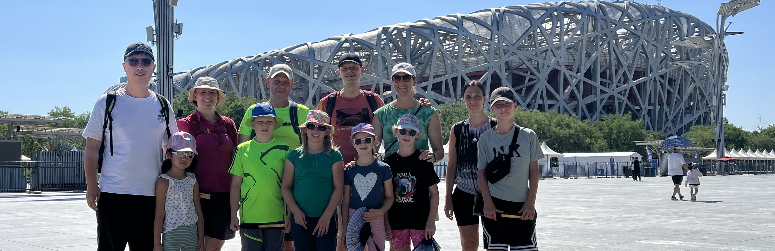 China Familienreise - China mit Kindern - Reisegruppe beim Vogelnest