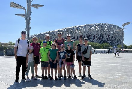China mit Kindern - China for family - Reisegruppe vor dem Olympiastadion Vogelnest