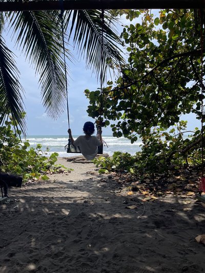 Feedback CRFI04 - Osterferien 2024 - Costa Rica for family individuell - Kind auf Schaukel am Strand Feedback CRFI04 - Osterferien 2024 - Costa Rica for family individuell - Kind auf Schaukel am Strand
