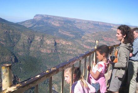 Familienreise Südafrika - Südafrika for family - Kinder schauen durch Gitter