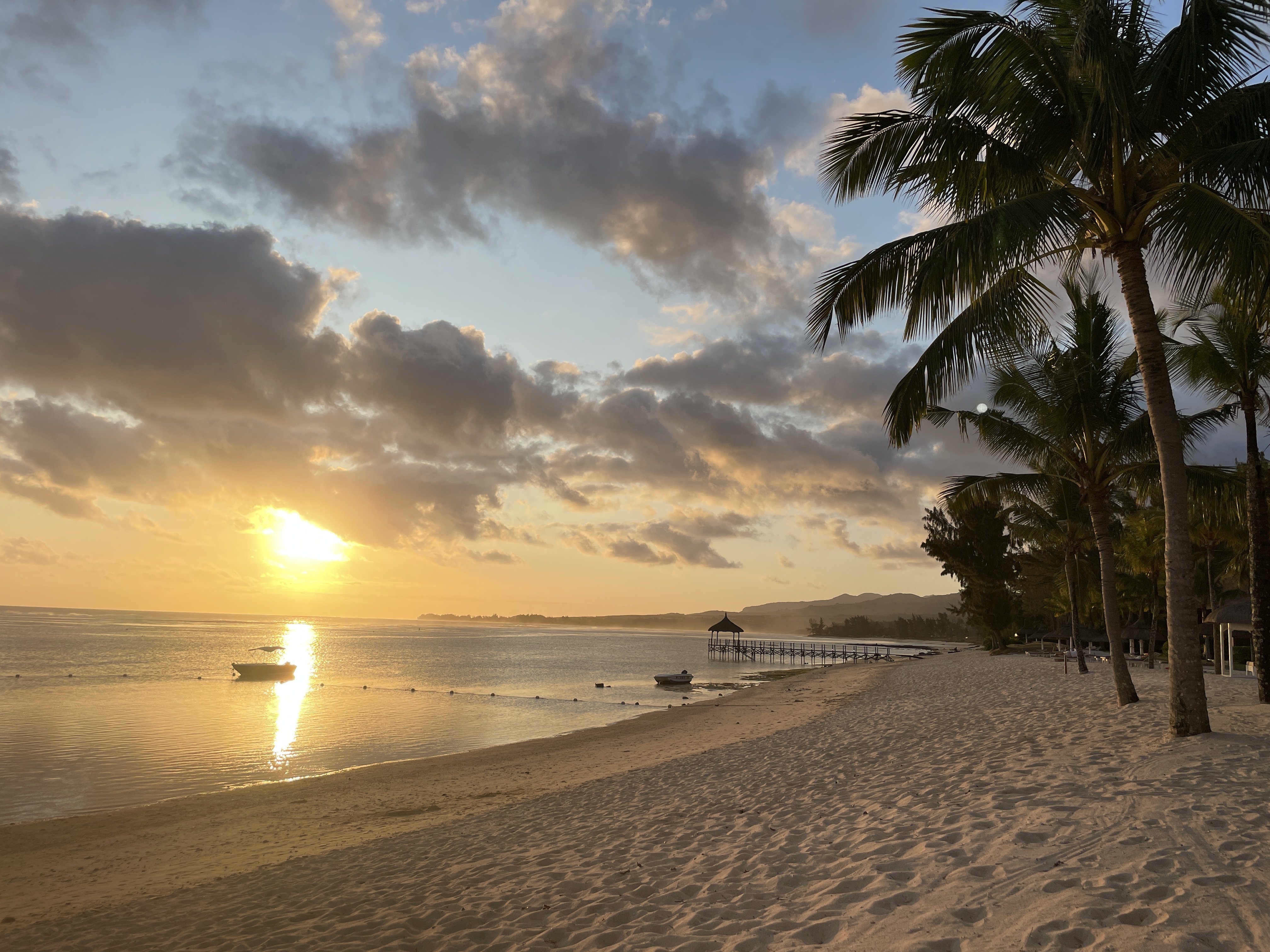Urlaub mit Kleinkind - Reisen mit Kleinkindern - Fernreise mit Kleinkind - Mauritius - Sonnenuntergang am Strand