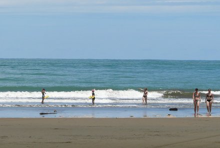 Costa Rica mit Kindern - Costa Rica Family & Teens - Erwachsene und Kinder am Strand