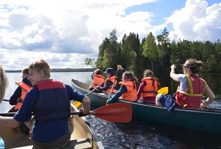 Familienreisen Schweden - Schweden for family im Kanu - Gruppe beim Paddeln