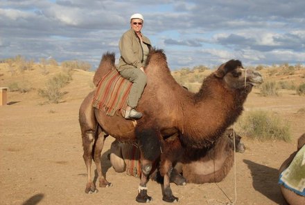 Usbekistan Familienreise - Nurata - Person sitzt auf Kamel