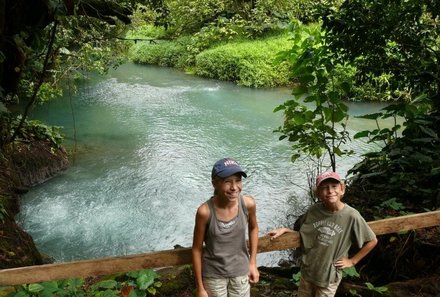 Costa Rica Mietwagenreise mit Kindern - Kinder am Wasserfall
