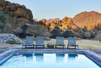 Namibia mit Kindern - Namibia for family - Ai-Aiba Rock Painting Lodge - Pool mit Liegen