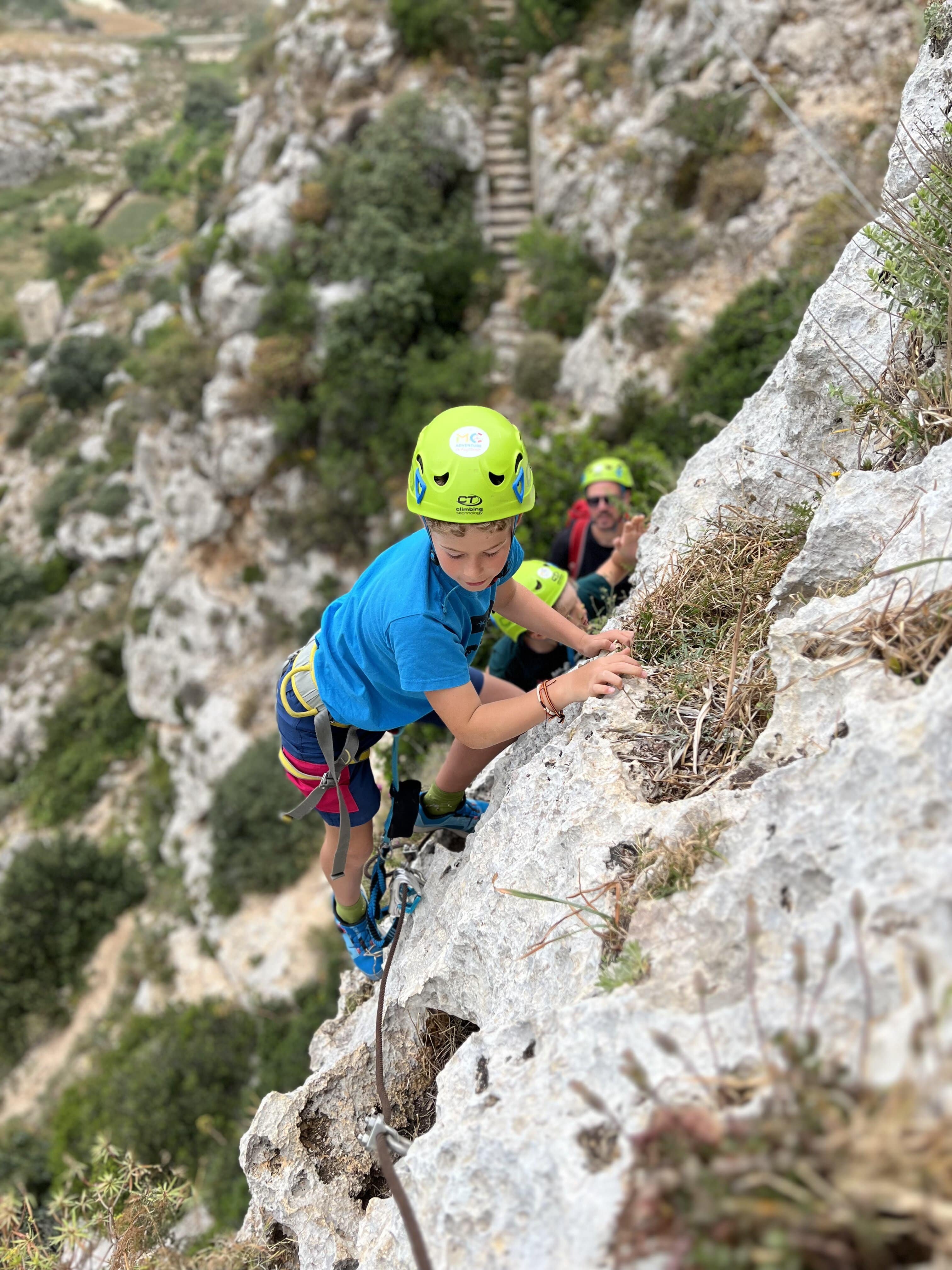 Erfahrungen, Tipps & Beratung zu Fernreisen mit Kindern - Nadja Albrecht im Interview - Nadja Albrecht mit ihrer Familie auf Malta - Action am Klettersteig