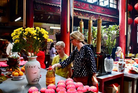 Familienreise Malaysia - Malaysia & Borneo Family & Teens - Familie im chinesischen Tempel in Kuala Lumpur