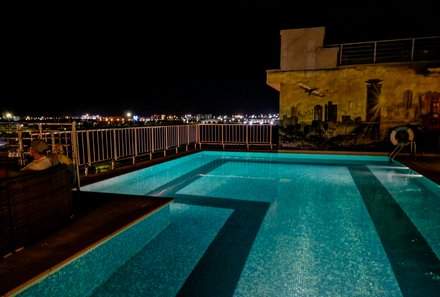 Kenia for family individuell deluxe - Crown Plaza Nairobi - Pool bei Dunkelheit