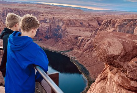 USA Familienreise - USA Westküste for family - Jungs am Horseshoe Bend
