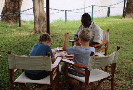 Kenia Familienreise - Kenia for family - Kinderprogramm Voyager Ziwani Lodge - Armbänder basteln