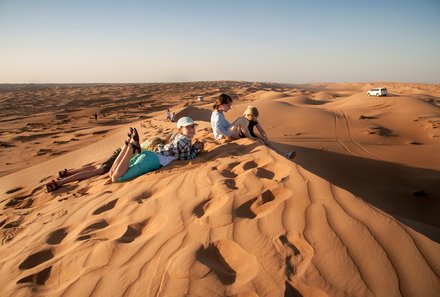 Oman mit Kindern - Oman Urlaub mit Kindern - Kinder auf Düne in Wahiba Sands