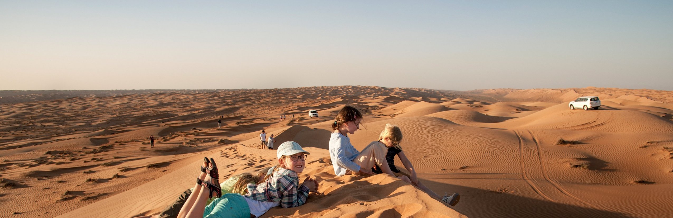 Oman Familienreise - Interview mit unserem Reiseleiter - Kinder auf Dünen