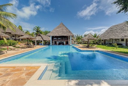 Tansania mit Kindern individuell - Tansania for family deluxe - Sansibar Strandverlängerung - Karafuu Beach Resort - Großer Außenpool