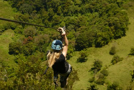 Costa Rica Familienreise - Costa Rica individuell - Monteverde - Mädchen am Seil bei Canopy Tour