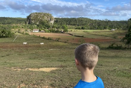 Kuba Familienreise - Kuba for family individuell - Kind blickt auf Natur um Vinales 