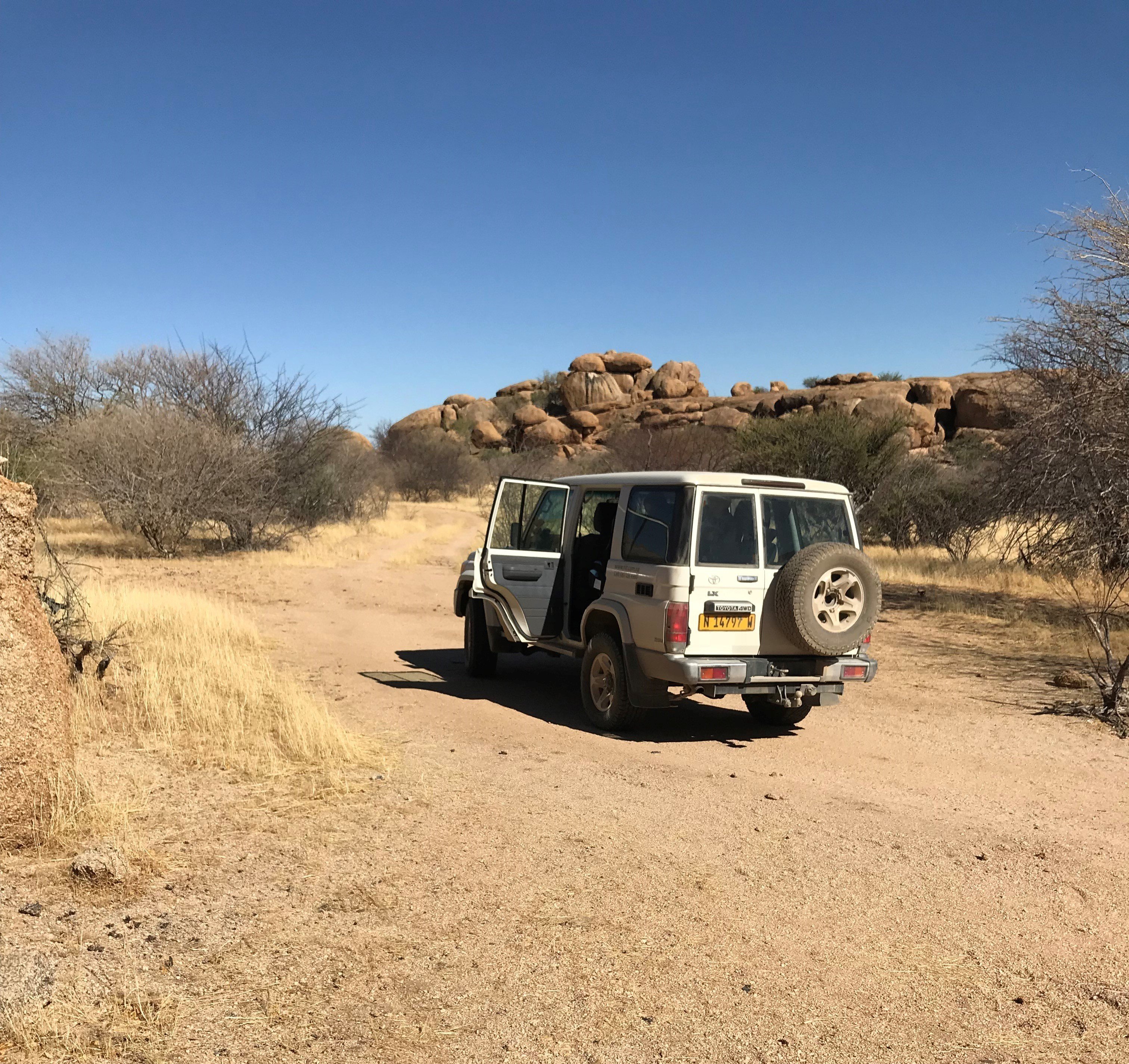 Namibia mit Kindern - Namibia for family individuell - Jeep fährt in der Wüste