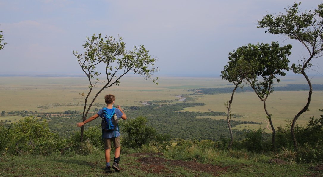 Reisebericht Kenia - Kenia mit Kindern - Junge in der namibischen Landschaft