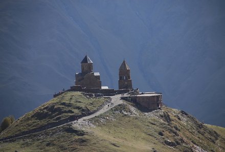 Georgien Familienreise - Georgien individuell - Gergeti Dreifaltigkeitskirche von weitem