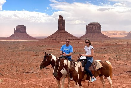 USA Südwesten mit Kindern - USA Westküste for family individuell - Abenteuer im Wilden Westen - Familie auf Pferden im Monument Valley