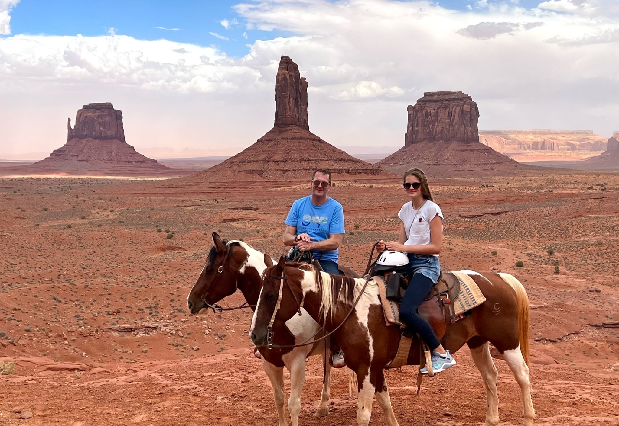 Fernreiseziele mit Kindern im Sommer - Tipps für Fernreisen im Sommer mit Kindern - auf Pferden im Monument Valley