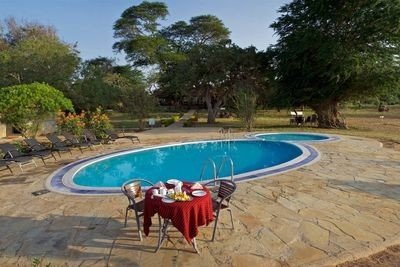 Kenia Familienreise - Kenia for family - Tsavo Ost Nationalpark - Ashnil Aruba Lodge - Pool