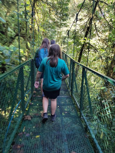 Costa Rica Family & Teens - Bewertung - Kinder auf einer Hängebrücke