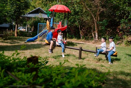Laos & Vietnam Familienreise - Laos Reise mit Kindern - Mai Chau Mountain View Resort - Spielplatz Kinder