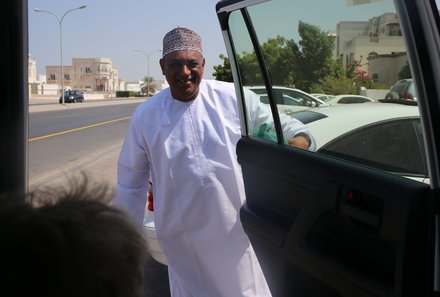 Familienreise Oman - Oman for family - Mann öffnet Autotür