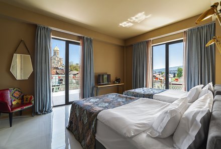 Georgien Familienreise individuell - Hotel Brim Tbilisi - Helles Zimmer