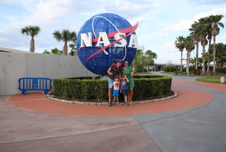 Florida Familienreise - Florida for family - Kennedy Space Center - Familie Albrecht vor NASA Zeichen 