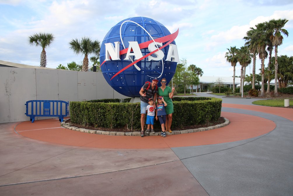 Florida mit Kindern - Familie Albrecht vor dem NASA Zeichen