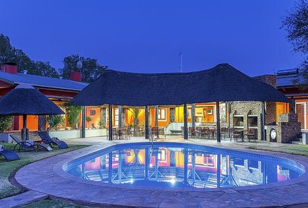Namibia mit Kindern - Namibia for family - Auas Safari Lodge - Pool am Abend