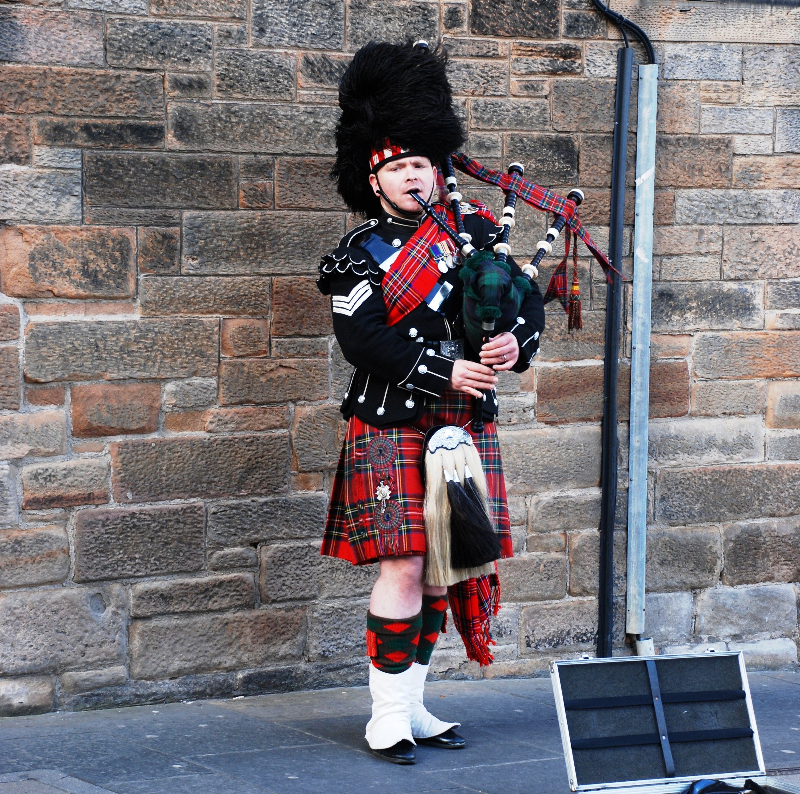 Schottland mit Kindern - Familienurlaub Schottland - Schotte mit Tracht und Dudelsack