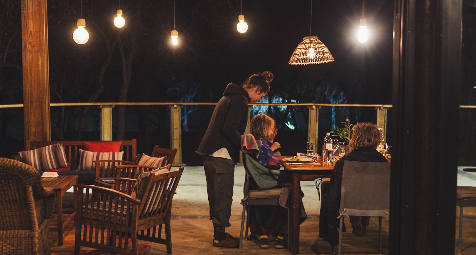 Südafrika Blog Artikel - Familie genießt Abendessen im Lodge-Restaurant – Südafrika Familienreise
