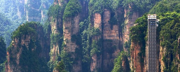 China Familienreise mit Jugendlichen - China Family & Teens - Bailong Aufzug mit Landschaft