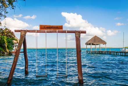 Familienurlaub Mexiko - Mexiko Family & Teens - Hotel Carolina Bacalar - Schaukel in der Lagune