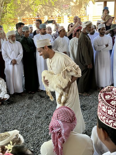 Familienreise Oman - Oman mit Jugendlichen - Omani mit Ziege Familienreise Oman - Oman mit Jugendlichen - Omani mit Ziege