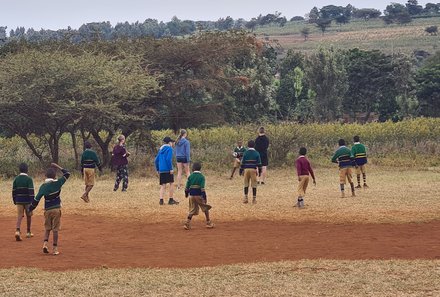 Tansania Familienreise - Tansania for family - Schulbesuch - Kinder spielen Fußball