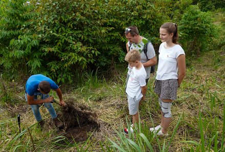 Familienurlaub Costa Rica - Costa Rica for family - Guide erklärt das Pflanzen eines Baums