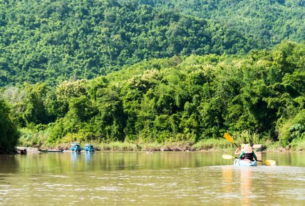Laos und Vietnam Familienreise - Laos und Vietnam Reise mit Kindern - Grüne Landschaft Kajak 