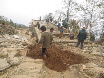 Nepal mit Kindern - Arbeiten am Dach