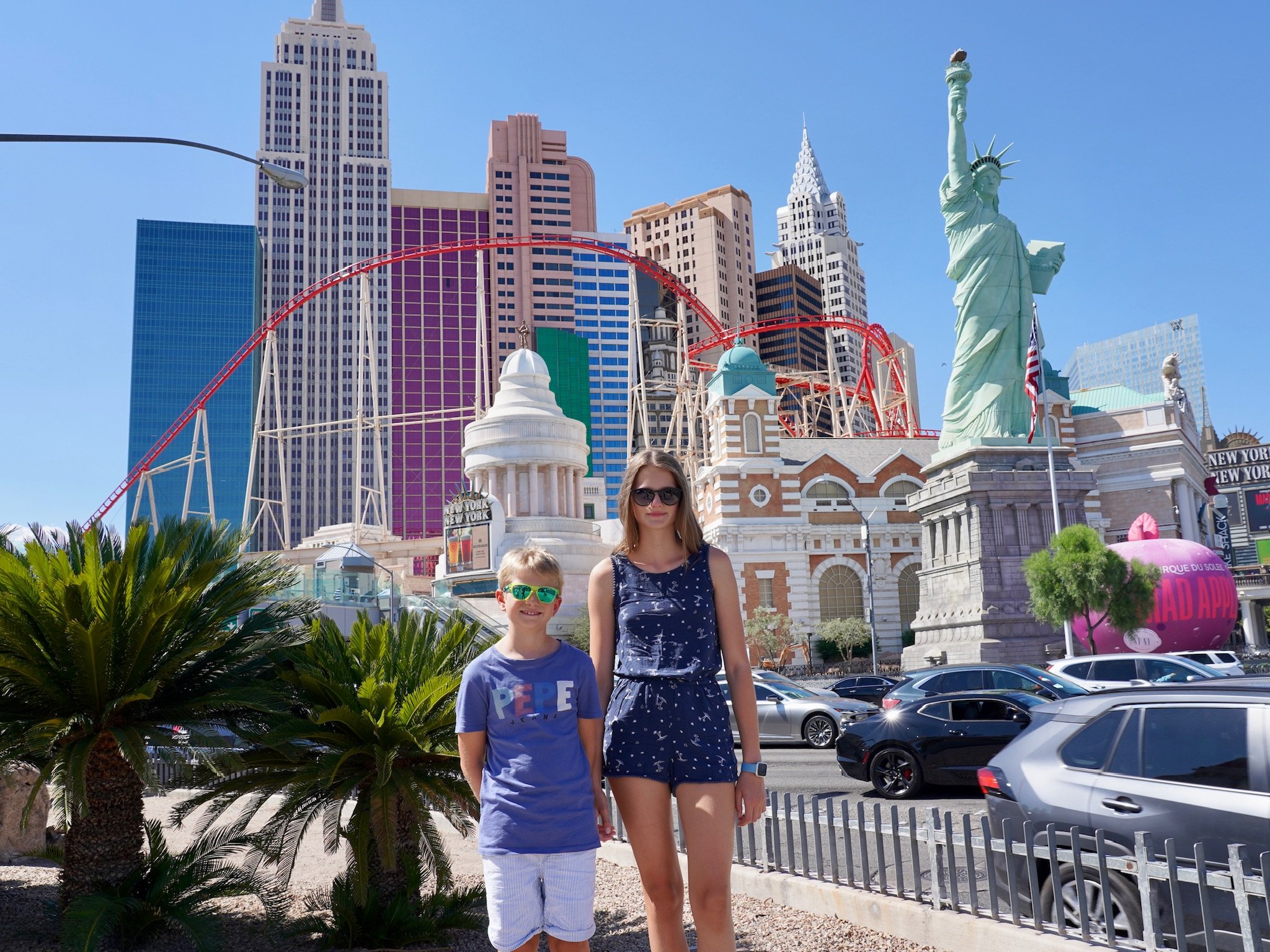 Kalifornien mit Kindern - Kalifornien Urlaub mit Kindern - Las Vegas mit Kindern - Kinder vor der Skyline