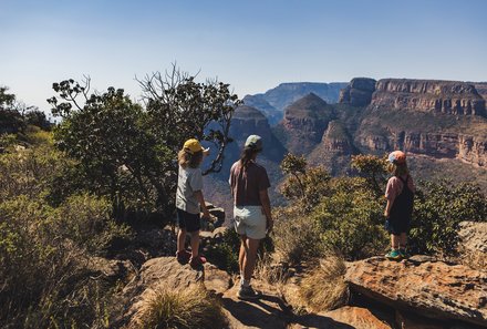 Südafrika Blog Artikel - Familie blickt auf die Natur und Berge – Südafrika Familienreise