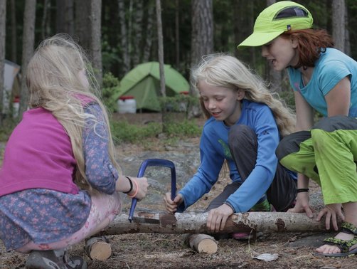 Kanu Urlaub mit Kindern - Familienurlaub im Kanu - Kinder sägen Baumstamm 