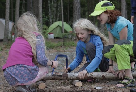 Familienreise Schweden - Schweden for family -  Kinder beim Sägen