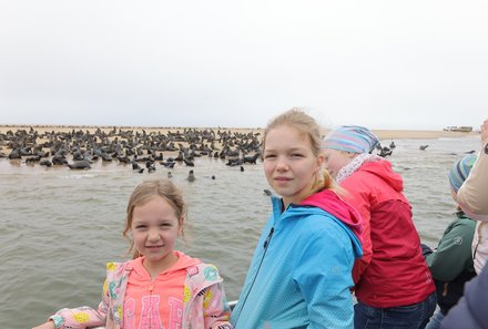 Namibia mit Kindern - Namibia Rundreise mit Kindern - Bootsfahrt zu Robben bei Walvis Bay